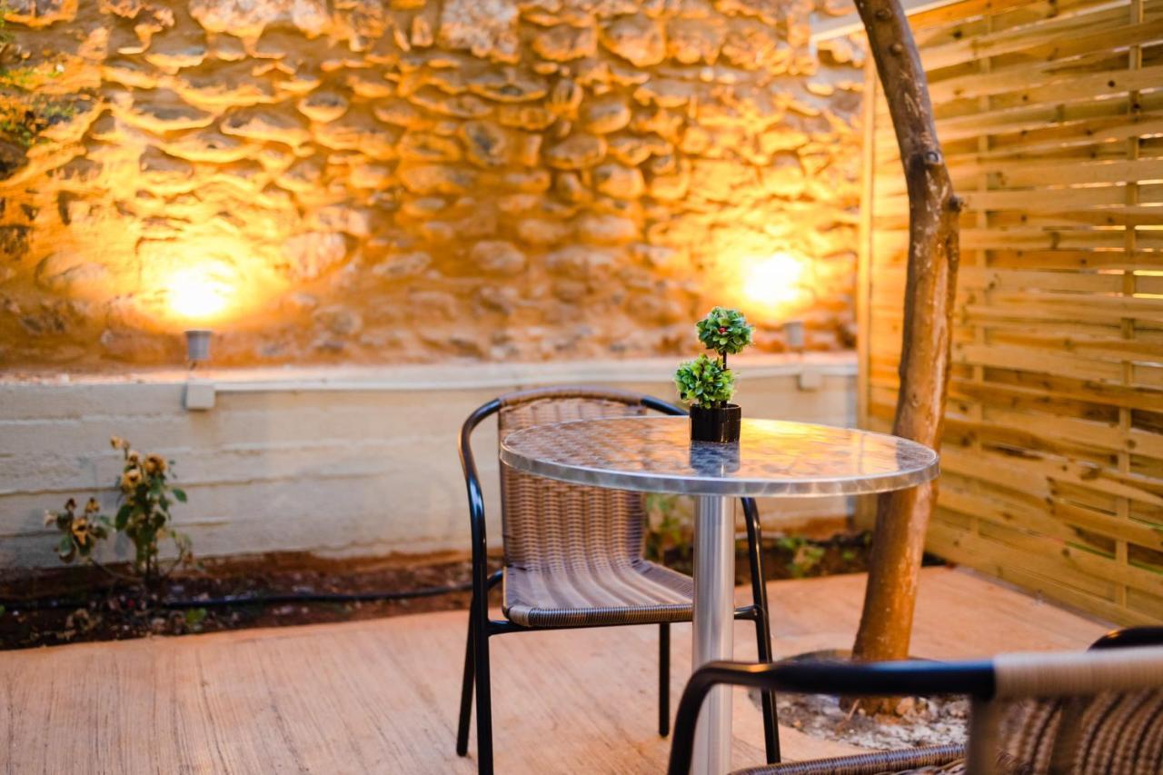 Uncover Kalamata'S Hidden Gem - Cosy City Nest מראה חיצוני תמונה